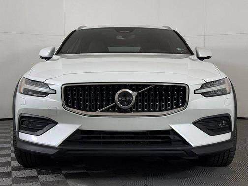 2023 Volvo V60 Cross Country B5 Plus