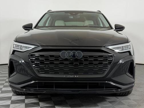 Mythos Black Metallic 2024 Audi Q8 e-tron Premium Plus
