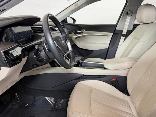 Mythos Black Metallic 2024 Audi Q8 e-tron Premium Plus