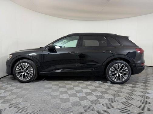 Mythos Black Metallic 2024 Audi Q8 e-tron Premium Plus