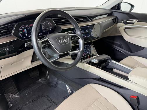 Mythos Black Metallic 2024 Audi Q8 e-tron Premium Plus