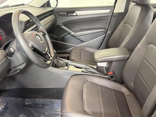 Deep Black Pearl 2022 Volkswagen Passat 2.0T SE