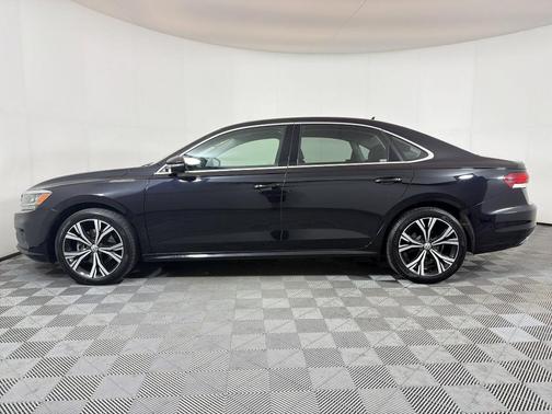 Deep Black Pearl 2022 Volkswagen Passat 2.0T SE