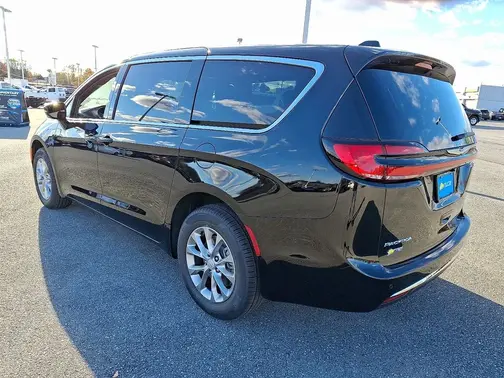 Diamond Black Crystal Pearl-Coat Exterior Paint 2026 Chrysler Pacifica Select