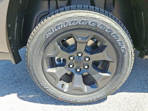 Granite Crystal Metallic Clear-Coat Exterior Paint 2026 RAM 1500 Big Horn/Lone Star