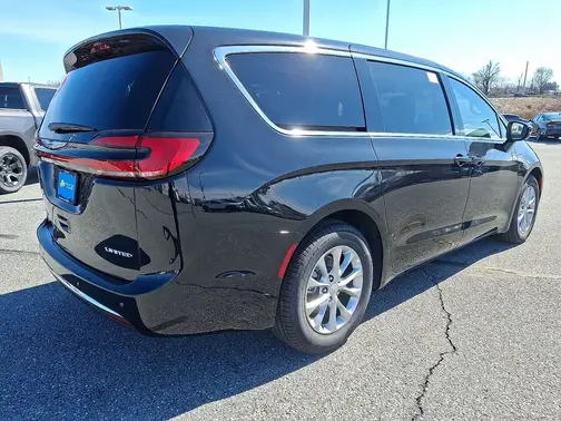 Diamond Black Crystal Pearl-Coat Exterior Paint 2026 Chrysler Pacifica Limited