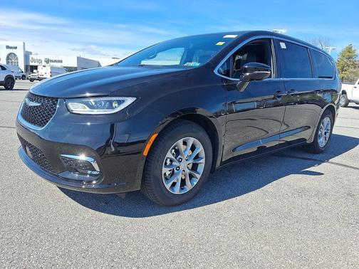Diamond Black Crystal Pearl-Coat Exterior Paint 2026 Chrysler Pacifica Limited