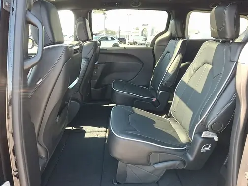Diamond Black Crystal Pearl-Coat Exterior Paint 2026 Chrysler Pacifica Limited