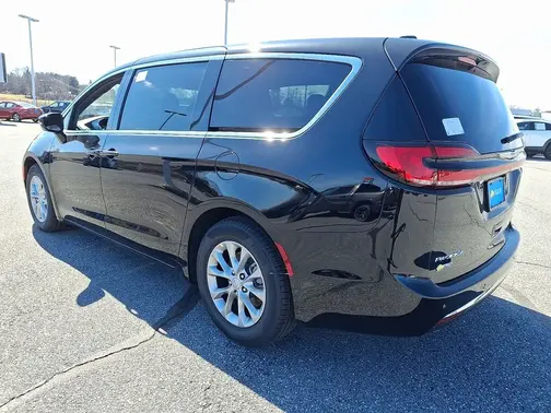 Diamond Black Crystal Pearl-Coat Exterior Paint 2026 Chrysler Pacifica Limited
