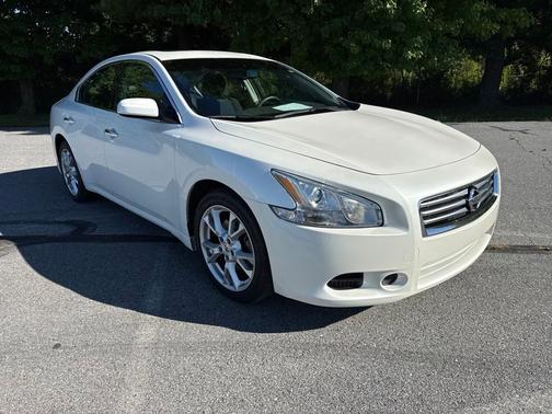 White 2014 Nissan Maxima 3.5 S