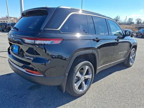 Diamond Black Crystal Pearl-Coat Exterior Paint 2026 Jeep Grand Cherokee Limited