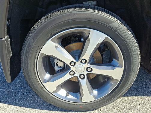 Diamond Black Crystal Pearl-Coat Exterior Paint 2026 Jeep Grand Cherokee Limited