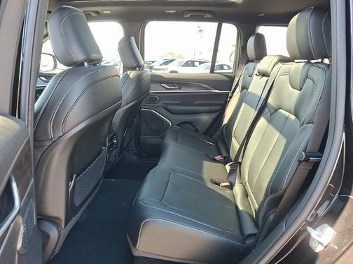 Diamond Black Crystal Pearl-Coat Exterior Paint 2026 Jeep Grand Cherokee Limited