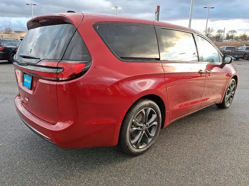 Red Hot Pearl-Coat Exterior Paint 2026 Chrysler Pacifica Select