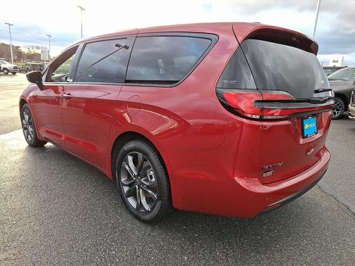 Red Hot Pearl-Coat Exterior Paint 2026 Chrysler Pacifica Select
