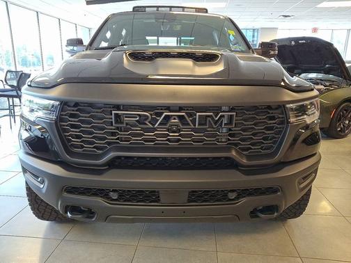 Diamond Black Crystal Pearl-Coat Exterior Paint 2026 RAM 1500 RHO