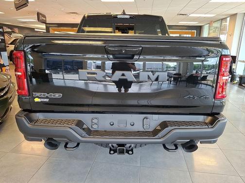 Diamond Black Crystal Pearl-Coat Exterior Paint 2026 RAM 1500 RHO