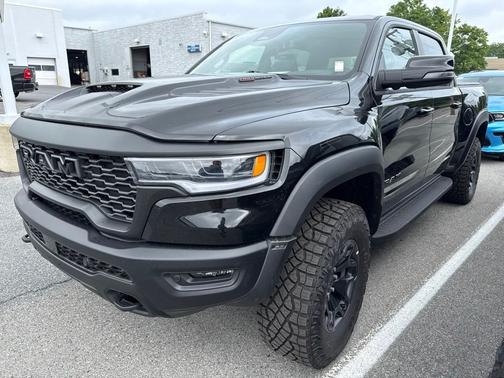 Diamond Black Crystal Pearl-Coat Exterior Paint 2026 RAM 1500 RHO