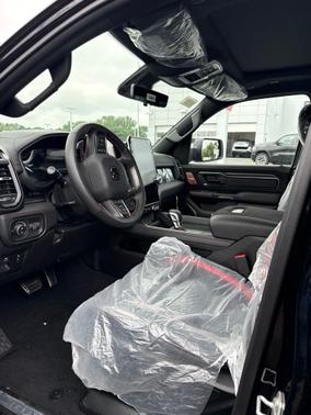 Diamond Black Crystal Pearl-Coat Exterior Paint 2026 RAM 1500 RHO
