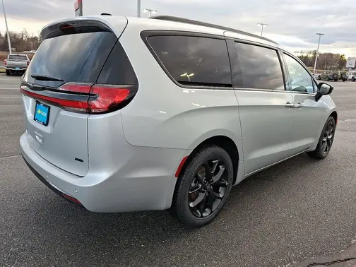 Silver Mist Clear-Coat Exterior Paint 2026 Chrysler Pacifica Select