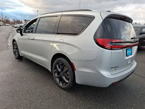 Silver Mist Clear-Coat Exterior Paint 2026 Chrysler Pacifica Select