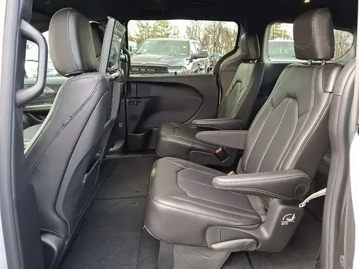 Silver Mist Clear-Coat Exterior Paint 2026 Chrysler Pacifica Select