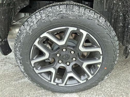 Diamond Black Crystal Pearl-Coat Exterior Paint 2026 RAM 1500 Laramie