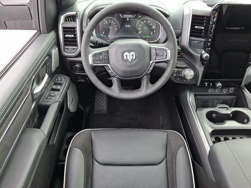 Diamond Black Crystal Pearl-Coat Exterior Paint 2026 RAM 1500 Laramie