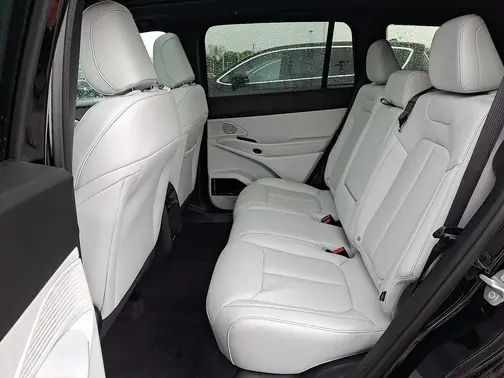 Diamond Black Crystal Pearl-Coat Exterior Paint 2026 Jeep Cherokee Limited