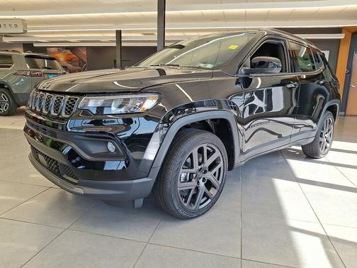 Diamond Black Crystal Pearl-Coat Exterior Paint 2026 Jeep Compass Latitude