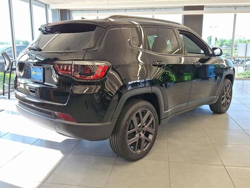 Diamond Black Crystal Pearl-Coat Exterior Paint 2026 Jeep Compass Latitude