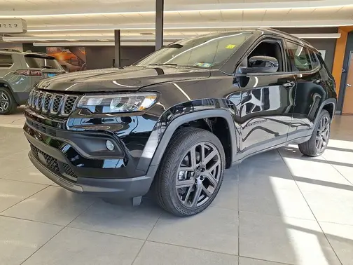 Diamond Black Crystal Pearl-Coat Exterior Paint 2026 Jeep Compass Latitude