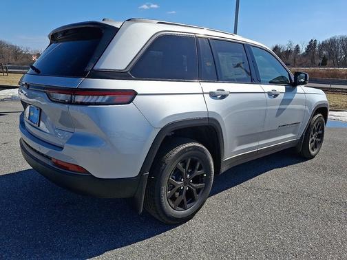 Silver Zynith Exterior Paint 2026 Jeep Grand Cherokee Altitude