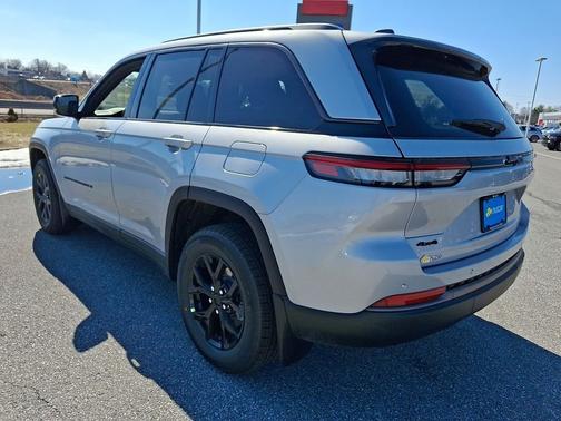 Silver Zynith Exterior Paint 2026 Jeep Grand Cherokee Altitude