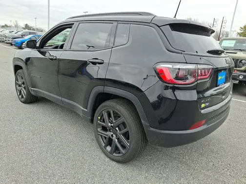 Diamond Black Crystal Pearl-Coat Exterior Paint 2026 Jeep Compass Latitude