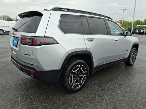 Silver Zynith Clear-Coat Exterior Paint 2026 Jeep Cherokee Laredo
