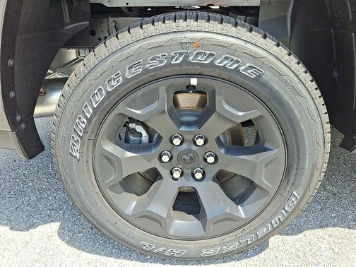 Granite Crystal Metallic Clear-Coat Exterior Paint 2026 RAM 1500 Big Horn/Lone Star