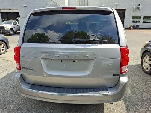 Silver 2017 Dodge Grand Caravan SE