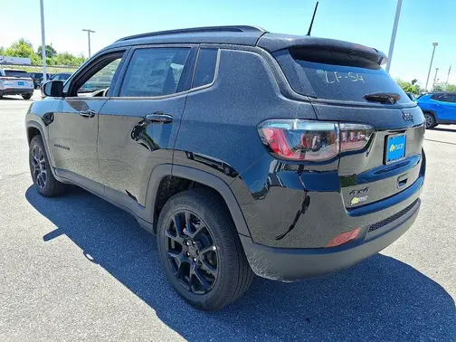 Diamond Black Crystal Pearl-Coat Exterior Paint 2026 Jeep Compass Latitude