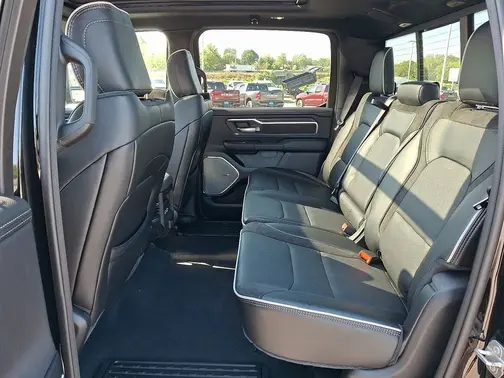 Diamond Black Crystal Pearl-Coat Exterior Paint 2026 RAM 1500 Laramie