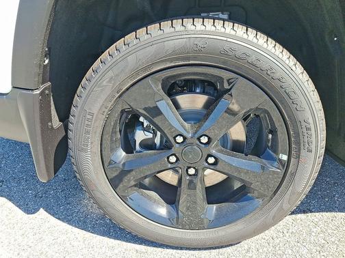 Bright White Clear-Coat Paint 2027 Jeep Grand Cherokee L Limited 4x2