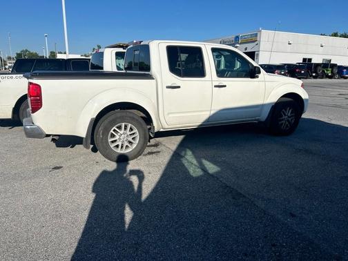 White 2018 Nissan Frontier SV