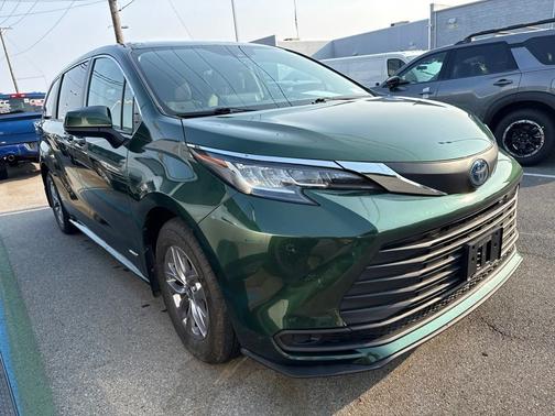Green 2021 Toyota Sienna LE