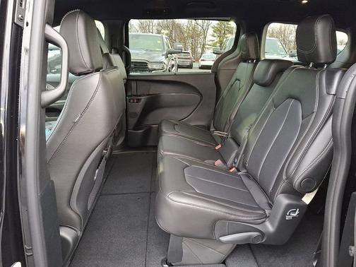 Diamond Black Crystal Pearl-Coat Exterior Paint 2026 Chrysler Pacifica Select