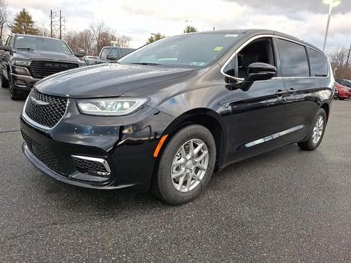 Diamond Black Crystal Pearl-Coat Exterior Paint 2026 Chrysler Pacifica Select