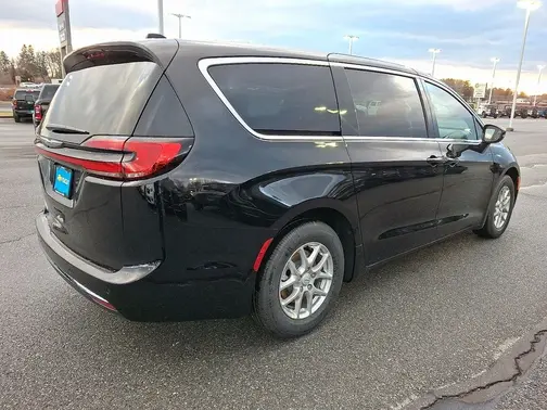Diamond Black Crystal Pearl-Coat Exterior Paint 2026 Chrysler Pacifica Select