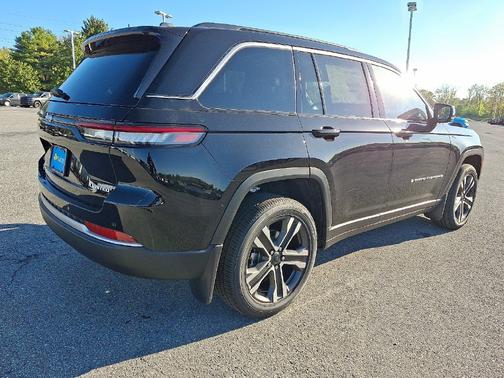 High-Gloss Black Paint 2027 Jeep Grand Cherokee