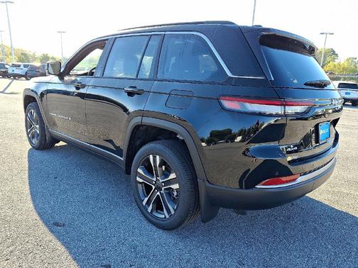 High-Gloss Black Paint 2027 Jeep Grand Cherokee