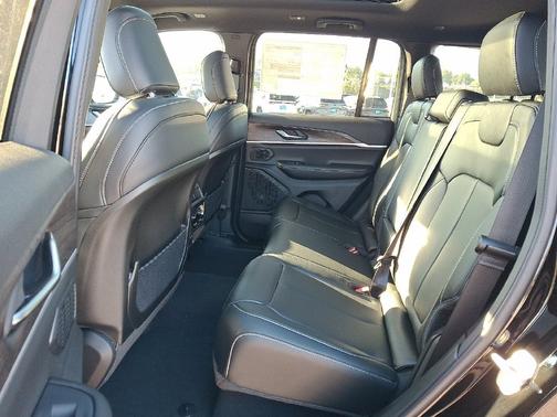 High-Gloss Black Paint 2027 Jeep Grand Cherokee