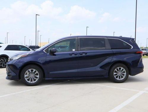 2022 Toyota Sienna LE